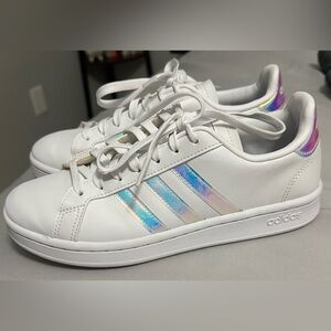 ADIDAS GRAND COURT
CLASSIC SNEAKERS WITH
IRIDESCENT STYLE ✨